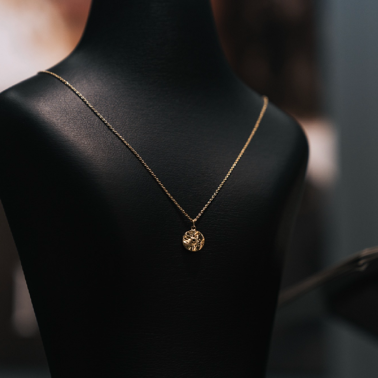 Necklace, Luna Nero - Gold